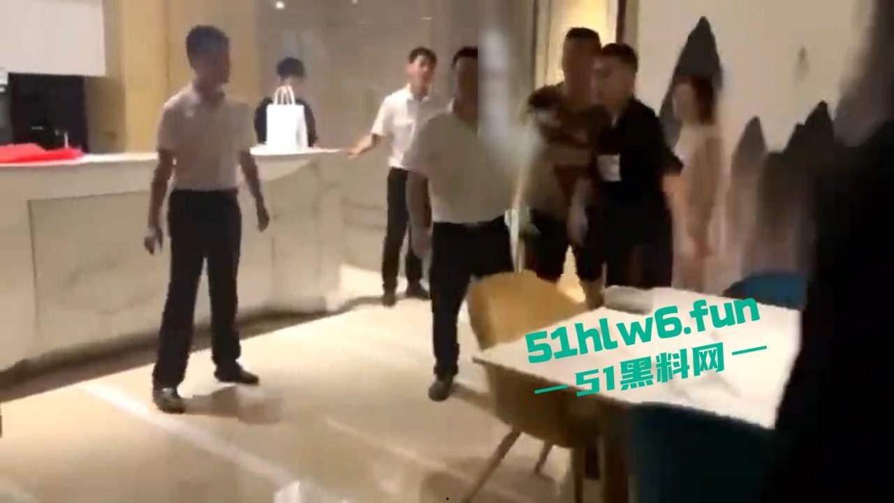 奇葩捉奸现场，骚逼老婆出轨被发现打开房门竟然是两男一女，老公和带来的人直接惊呆在现场。-6