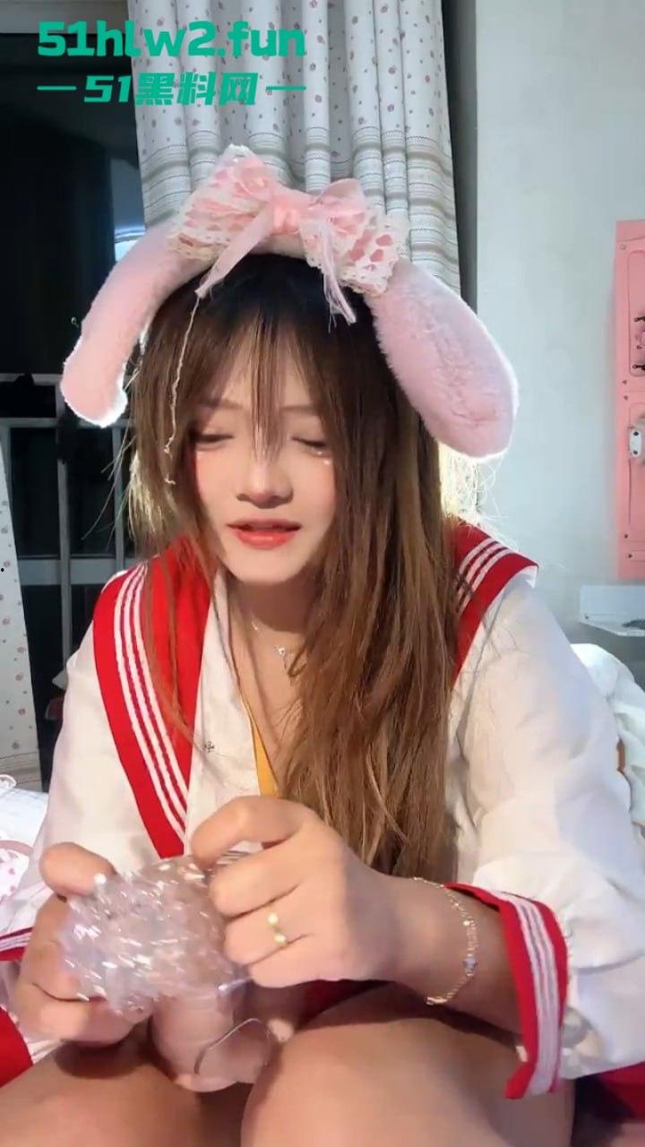 武汉18岁福利姬【少萝没人爱】私密论坛视频流出,超大章鱼足鸡巴极限逼里插首次爆肛!-1