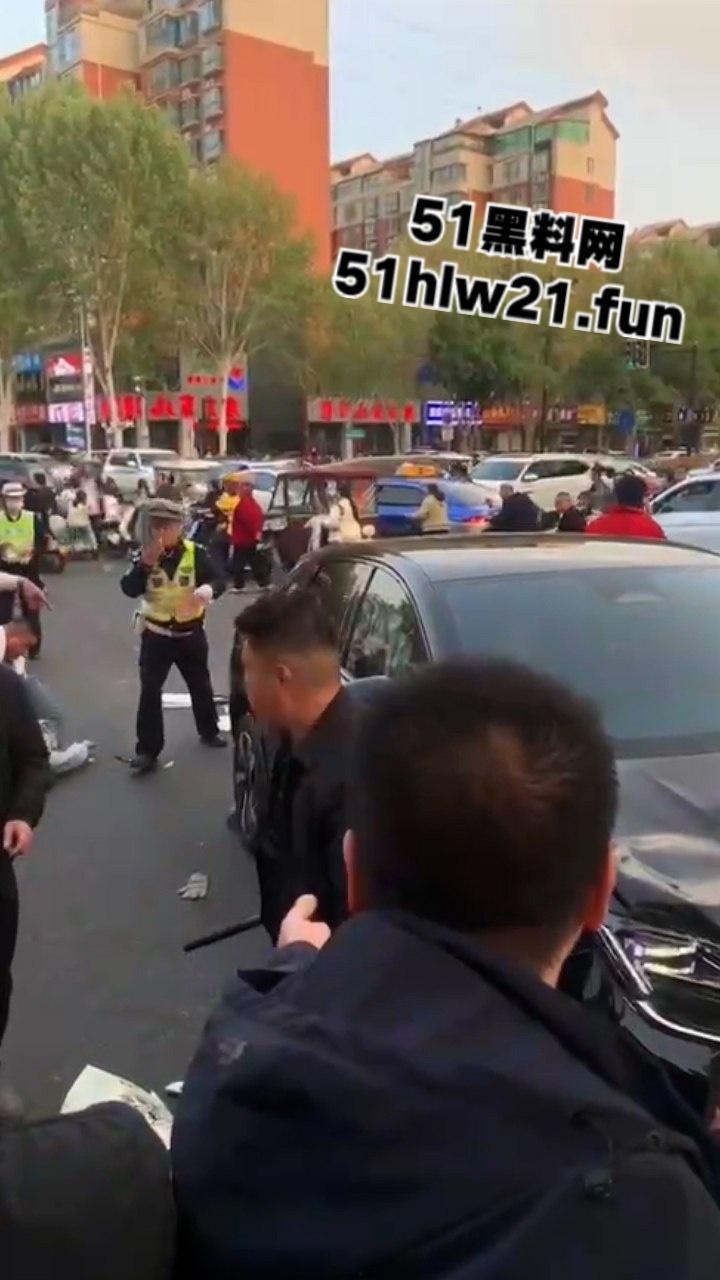 河南洛阳酗酒男驾车失控，闹市街区撞倒一片，倒霉路人头破血流命丢一半。-5