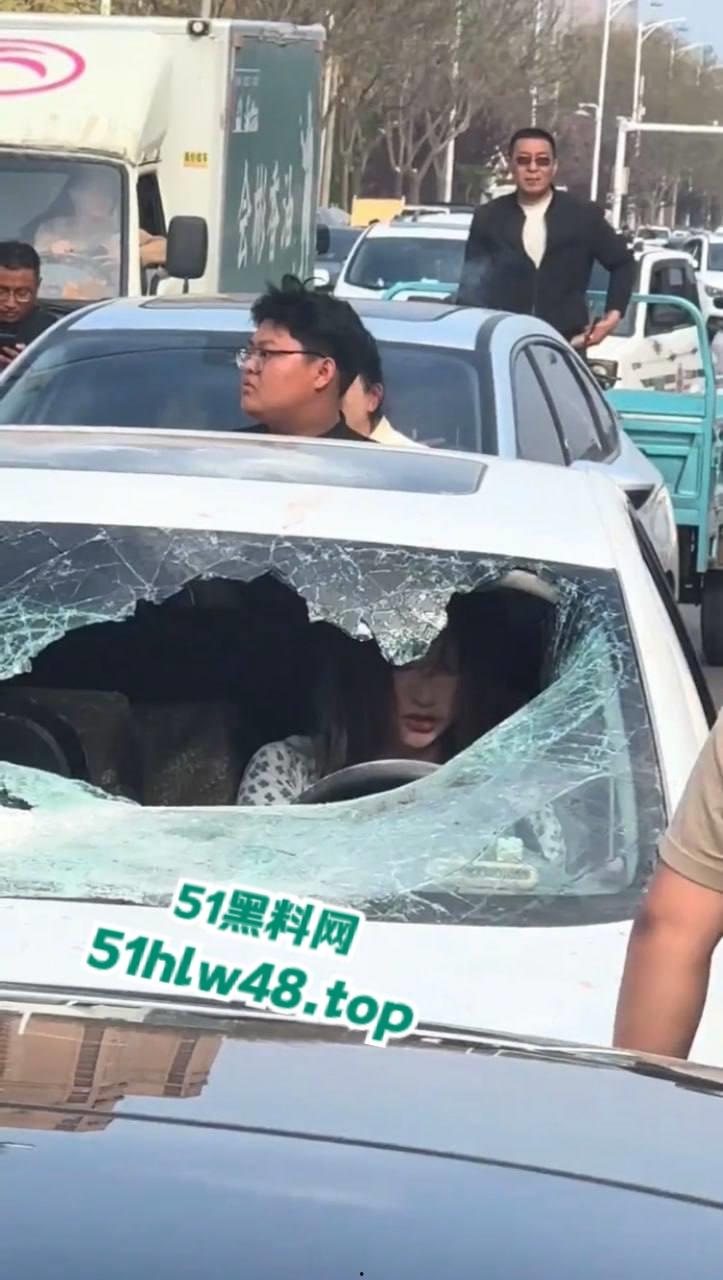 河北邢台最蠢原配，带姐妹家人砸车抓小三被吓的车里不敢出来，结果被玻璃划伤原配遭刑拘。-2