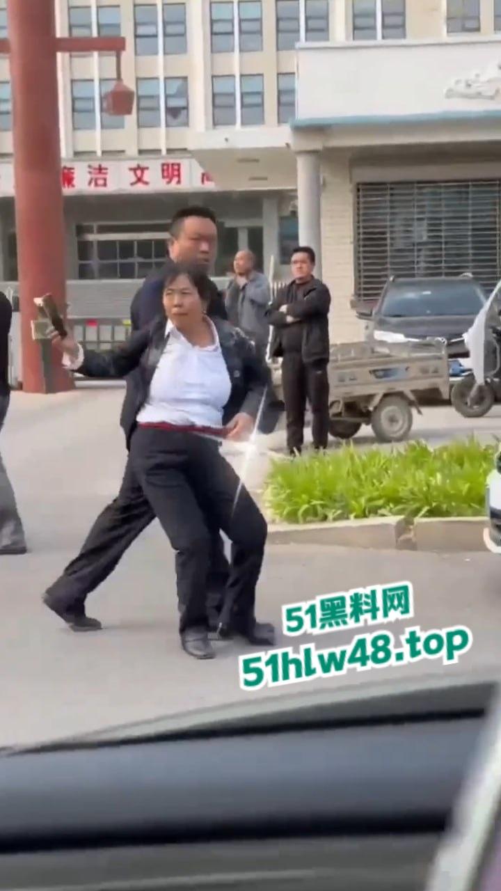 河北邢台最蠢原配，带姐妹家人砸车抓小三被吓的车里不敢出来，结果被玻璃划伤原配遭刑拘。-9