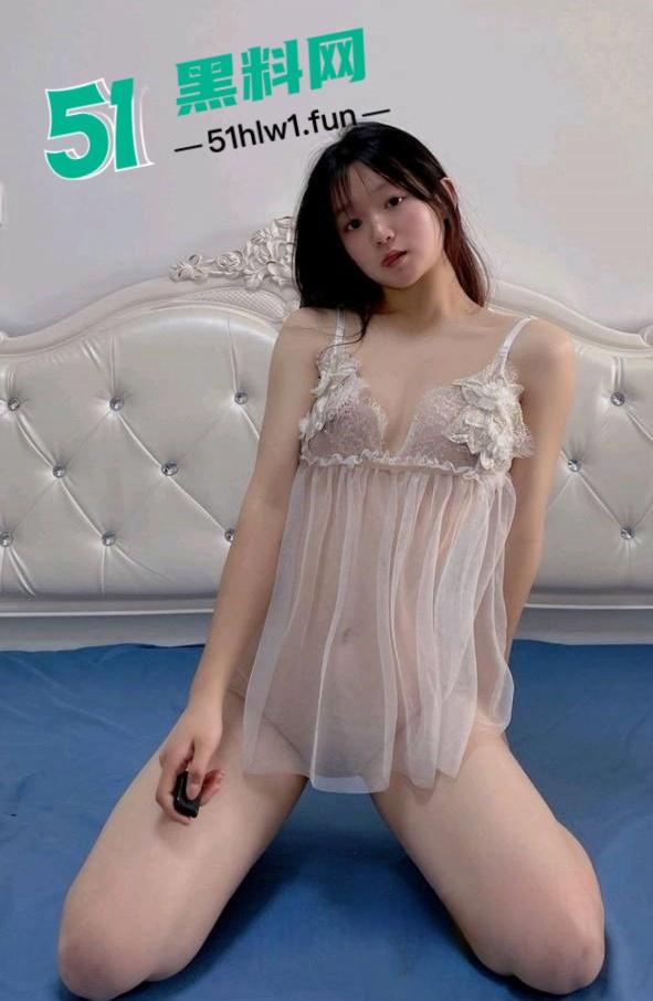 菏泽小红书博主【一颗小葡萄】私密视频流出,外表清纯带着两颗大雷和白虎嫩穴真是美到极致!-9