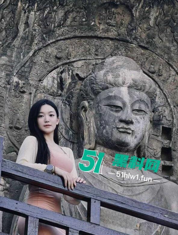 菏泽小红书博主【一颗小葡萄】私密视频流出,外表清纯带着两颗大雷和白虎嫩穴真是美到极致!-11