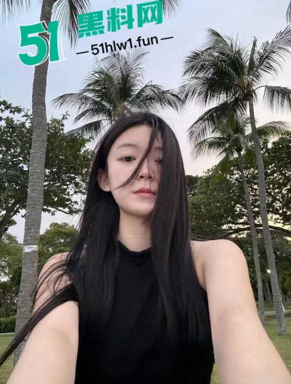 菏泽小红书博主【一颗小葡萄】私密视频流出,外表清纯带着两颗大雷和白虎嫩穴真是美到极致!-12