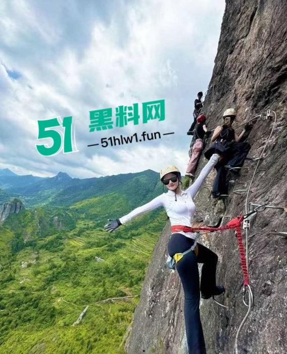 菏泽小红书博主【一颗小葡萄】私密视频流出,外表清纯带着两颗大雷和白虎嫩穴真是美到极致!-16