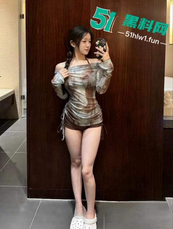 菏泽小红书博主【一颗小葡萄】私密视频流出,外表清纯带着两颗大雷和白虎嫩穴真是美到极致!-17