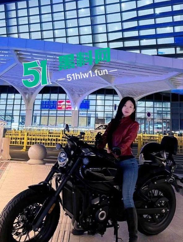 菏泽小红书博主【一颗小葡萄】私密视频流出,外表清纯带着两颗大雷和白虎嫩穴真是美到极致!-21