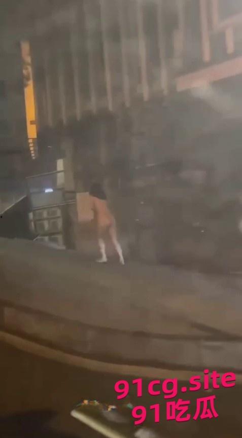 郑州二七广场女子裸奔事件 吃瓜群众纷纷猜测是谁的母狗-1