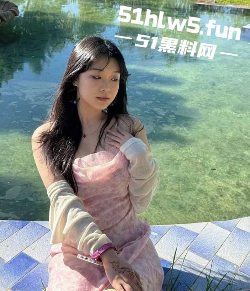 四川极品美女【李晓欣】身材完美，床技高超小母狗被绿帽男友和好兄弟前后夹击，双洞齐开视频流出。-9