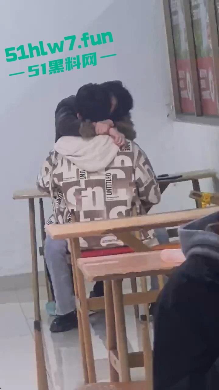 山东齐鲁大学情侣餐馆公然脱裤操逼,女生扒逼主动蹭鸡又搂又亲,操到高潮才满意。-5