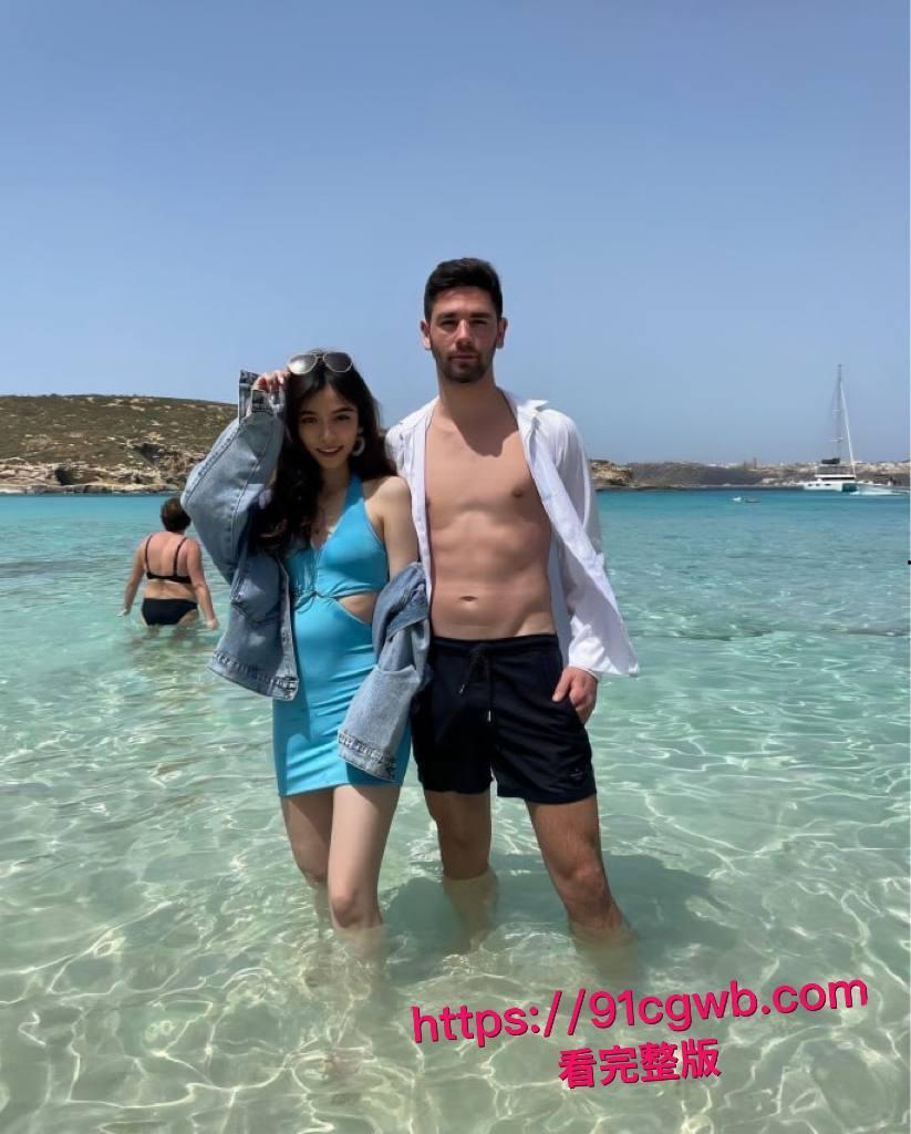 上海美术学院留学生卢美婷海外媚洋，白人洋爹 对她疼爱是菊花开，街头翘臀求白人爆插！-2