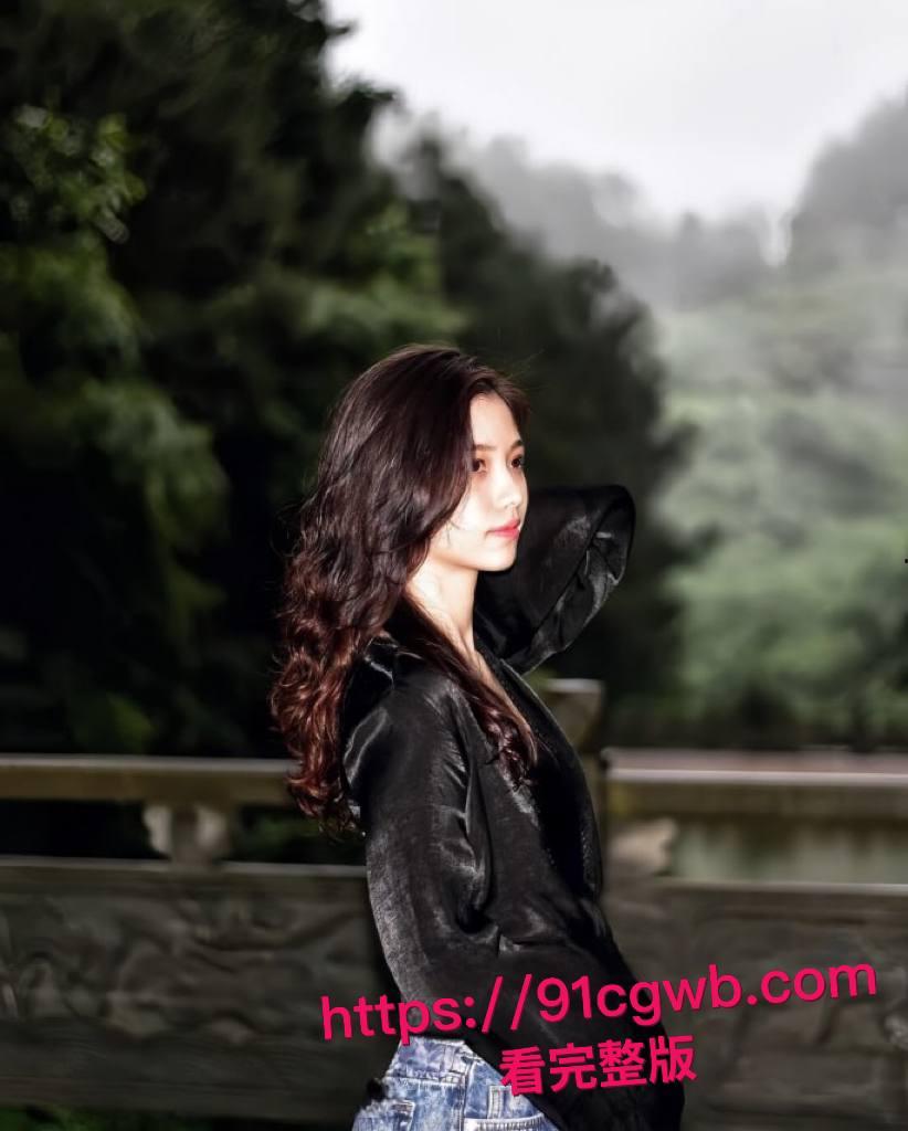 上海美术学院留学生卢美婷海外媚洋，白人洋爹 对她疼爱是菊花开，街头翘臀求白人爆插！-6