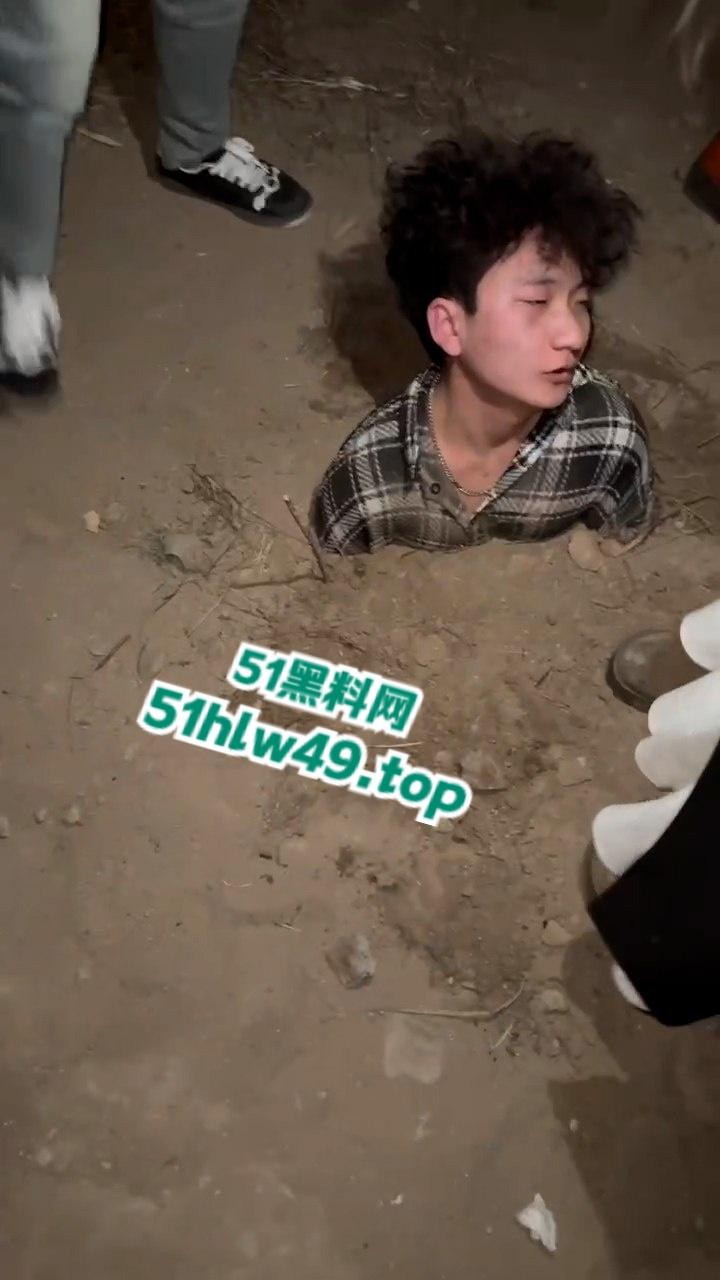 精神小妹带人覇凌嘴贱男生，挖坑活埋脚踹扇脸，当初有多勇下场就有多惨。-3