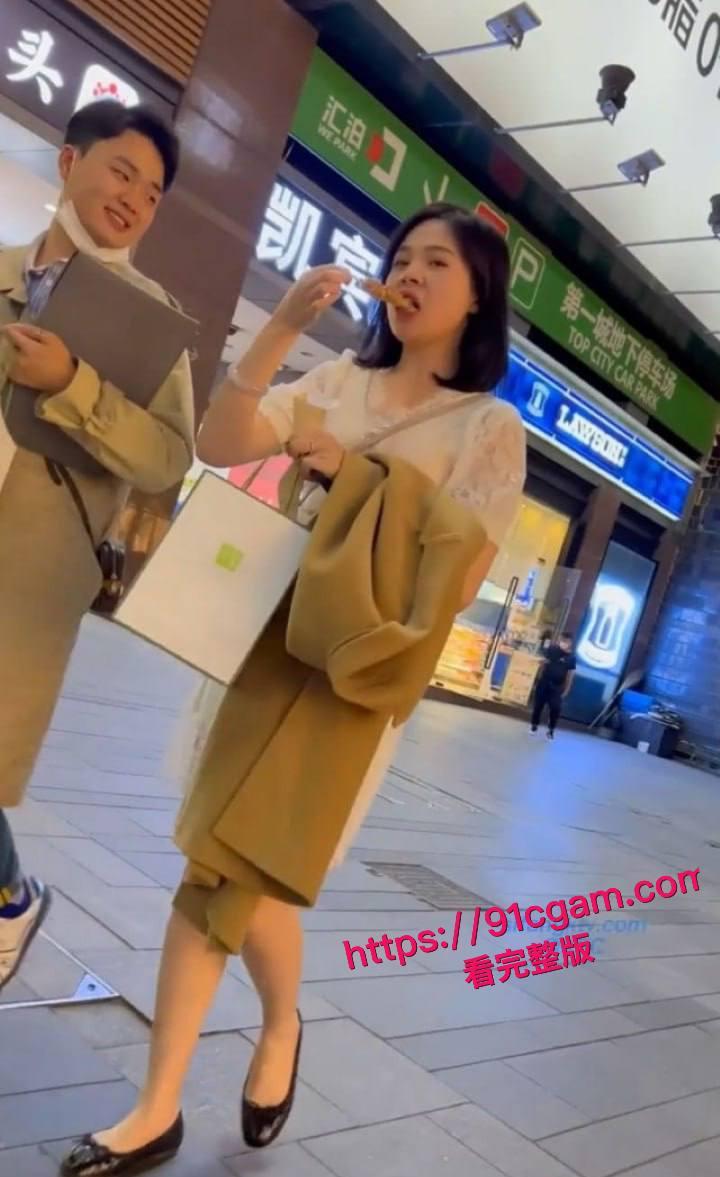 超美少妇真空逛街被大神抄底偷拍！人妻裙下不穿内裤 大黑逼清晰无比 反差十足！-3