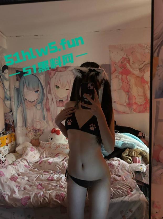 抖音20岁极品萝莉博主【不开森】真名叫【朱心蝶】前一秒直播求粉丝爸爸的礼物打赏，下一秒就远程金主裸聊！-2