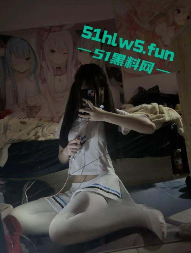 抖音20岁极品萝莉博主【不开森】真名叫【朱心蝶】前一秒直播求粉丝爸爸的礼物打赏，下一秒就远程金主裸聊！-5