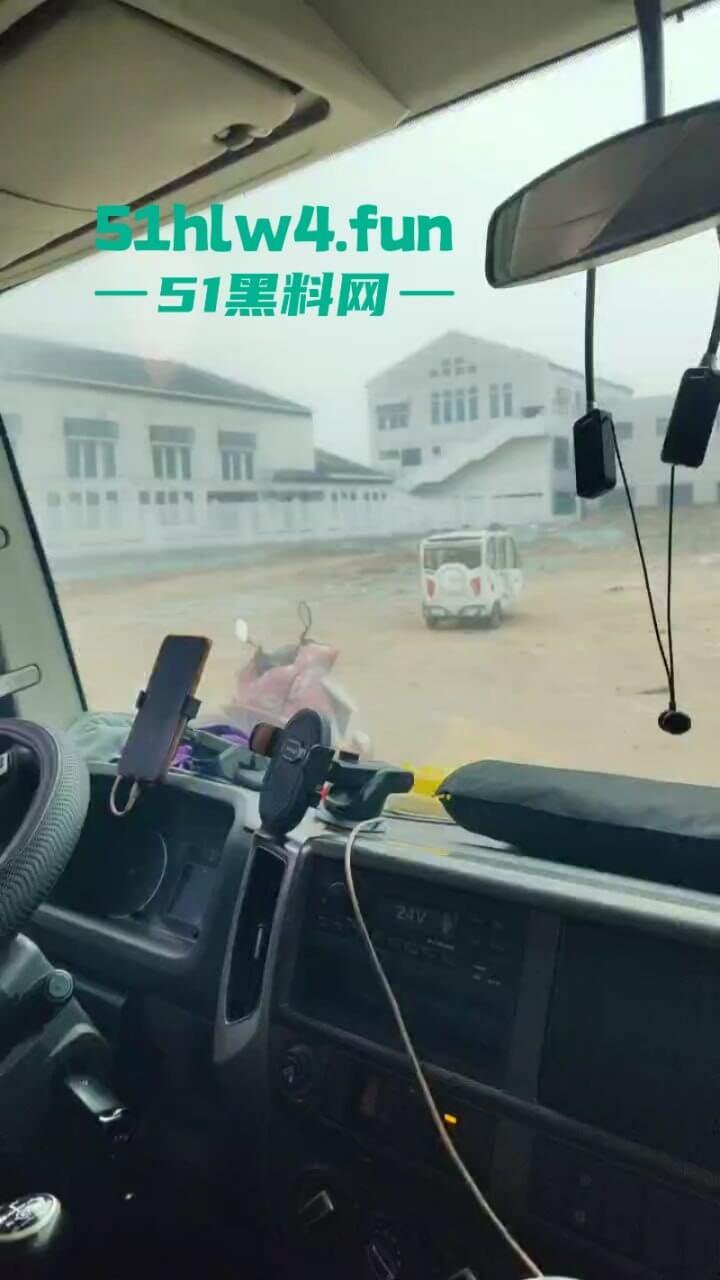 户外老头乐车震偷拍！50岁卖淫大娘拉着大爷激情野战，还得是你大爷啊这风流程度丝毫不减当年！-1