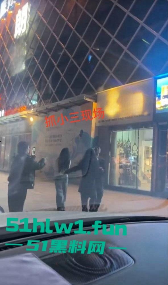 云南保山君悦广场大瓜，平安夜【王麒麟】表白原配直接现场抓奸曝光小三吃鸡视频。-4