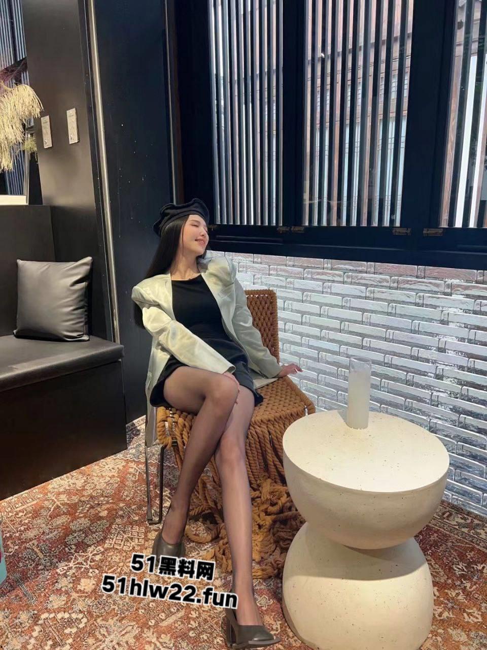 大屌司机勾引老板的小三，长腿模特般的火辣身材私下与司机偷情，惨遭大屌激情爆操淫叫不断。-1