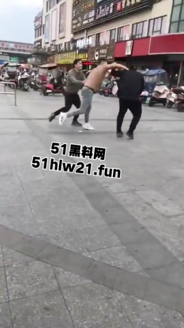 浙江绍兴大唐街道大润发超市门外,发生持刀伤人恶性事件,多名男子浑身是血倒地不起,行凶者疑似报复社会。-6