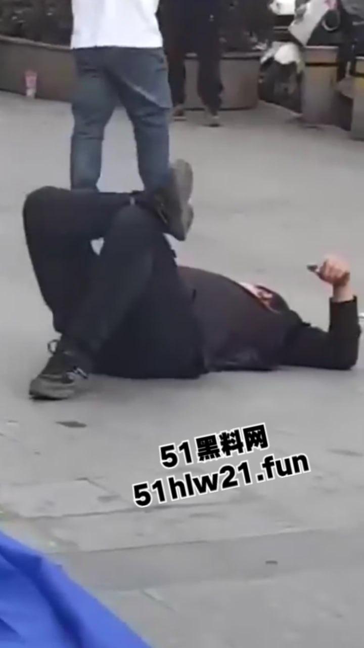 浙江绍兴大唐街道大润发超市门外,发生持刀伤人恶性事件,多名男子浑身是血倒地不起,行凶者疑似报复社会。-8