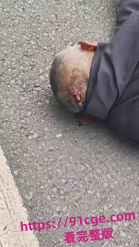 今日快讯!乐山市区法院外 赛摩女骑手快撞飞老人 当场嘎掉!-1