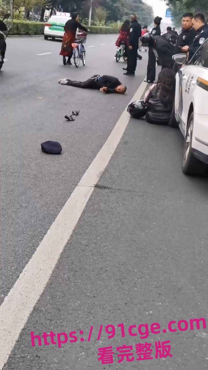 今日快讯!乐山市区法院外 赛摩女骑手快撞飞老人 当场嘎掉!-5