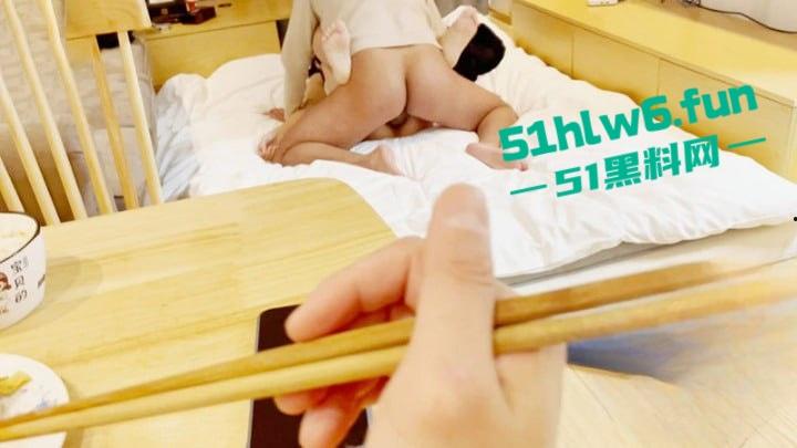 家有娇妻【8】单男是工地瓦工欲望真强，狠干老婆五次吃饭中途都被强拉去操逼。-5