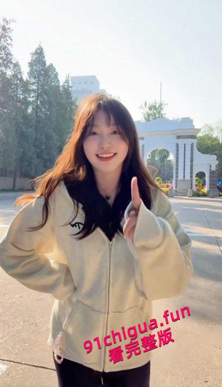 清华美院母狗【倪小轶】表面可爱学生妹，私下却是在推特当上了骚母狗，全裸真空军训户外露出约炮被曝光！-2