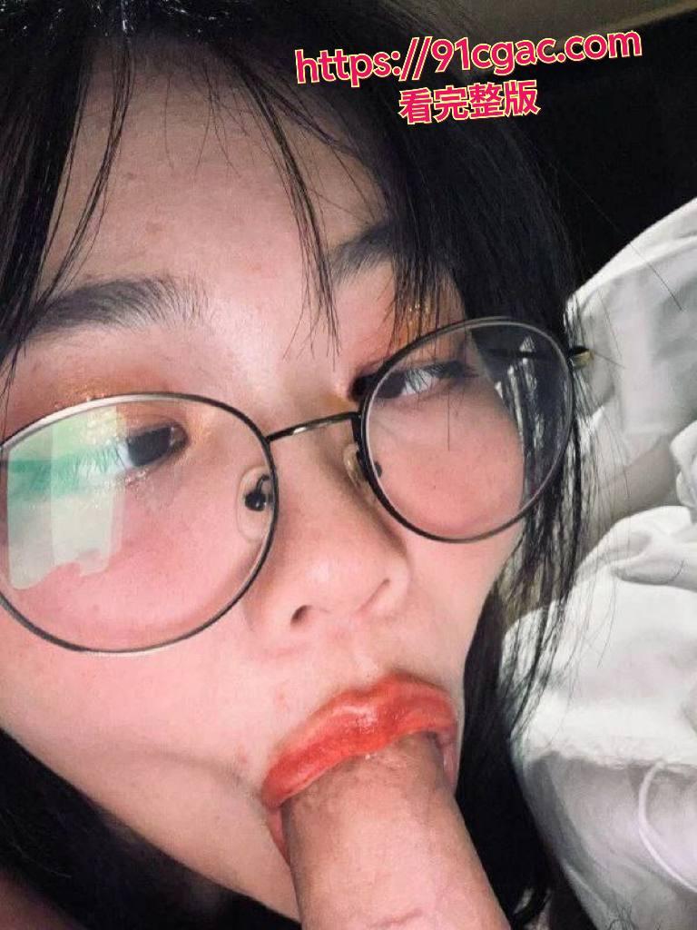 十个眼镜九个骚，长大嘴巴吃大肉棒，还一副意犹未尽的样子！！-3