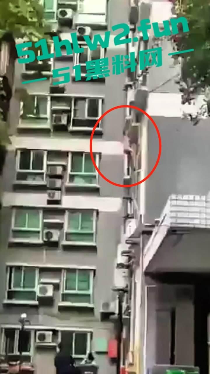 男子偷情约炮翻车现场,骚逼老公突然回家只能全裸逃出窗外,从4楼跌落重伤这偷情代价有点大啊。-1