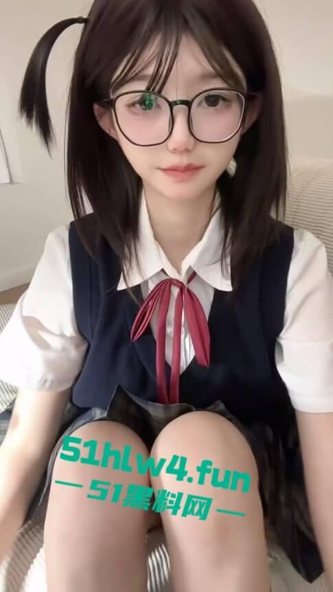 抖音擦边网红【美羊羊桑】百元门槛视频流出，甜美萝莉性感美脚让人魂飞现场隔空撸鸡。-6