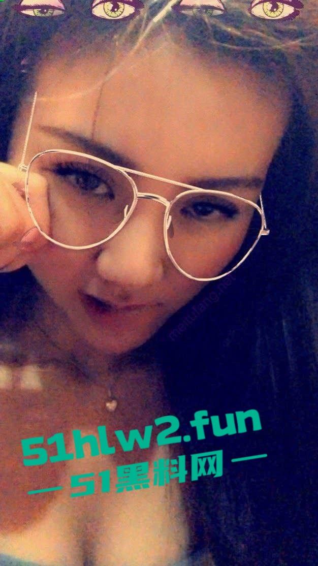 重庆骚人妻【刘霞】裸聊自慰，约炮酒店大战，骚逼掰开还是粉嫩的，就是开口大了点，估计是操多了！-4