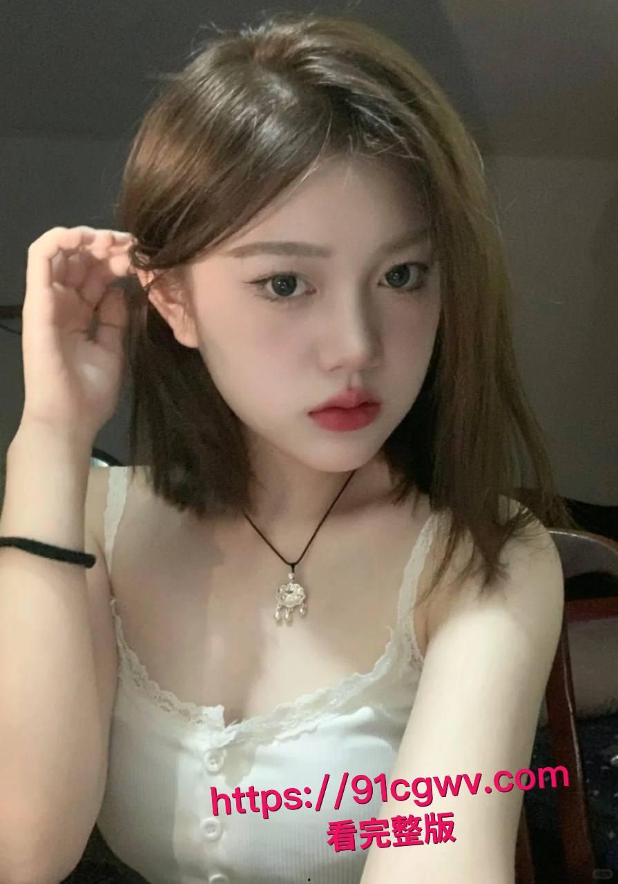 赣南师范大学韦丽芳清纯短发学妹黑料爆棚！校内好学生校外外围，厕所全裸口交后入视频流出，母狗本性暴露无遗！-11