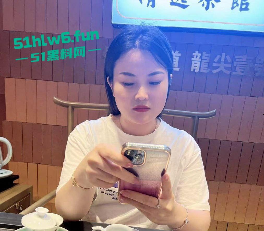 福建泉州清逸茶馆老板娘出轨牌友，老公性无能喂不饱扑向臭老头绿帽飞天。-6