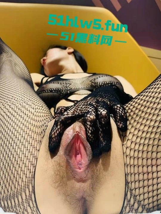 乱伦系列之母子浴室，极品豹纹高跟鞋骚妈，在马桶上被儿子撕烂丝袜用小鸡巴后入捅插！-2