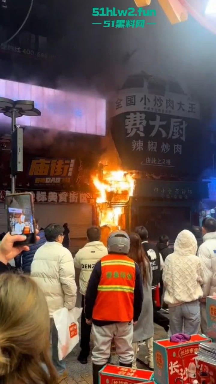 武汉长沙五一广场过年人流爆火，附近酒店却突发大火烧成空壳，现场实拍视频流出情侣裹被单出逃不慎走光。-3