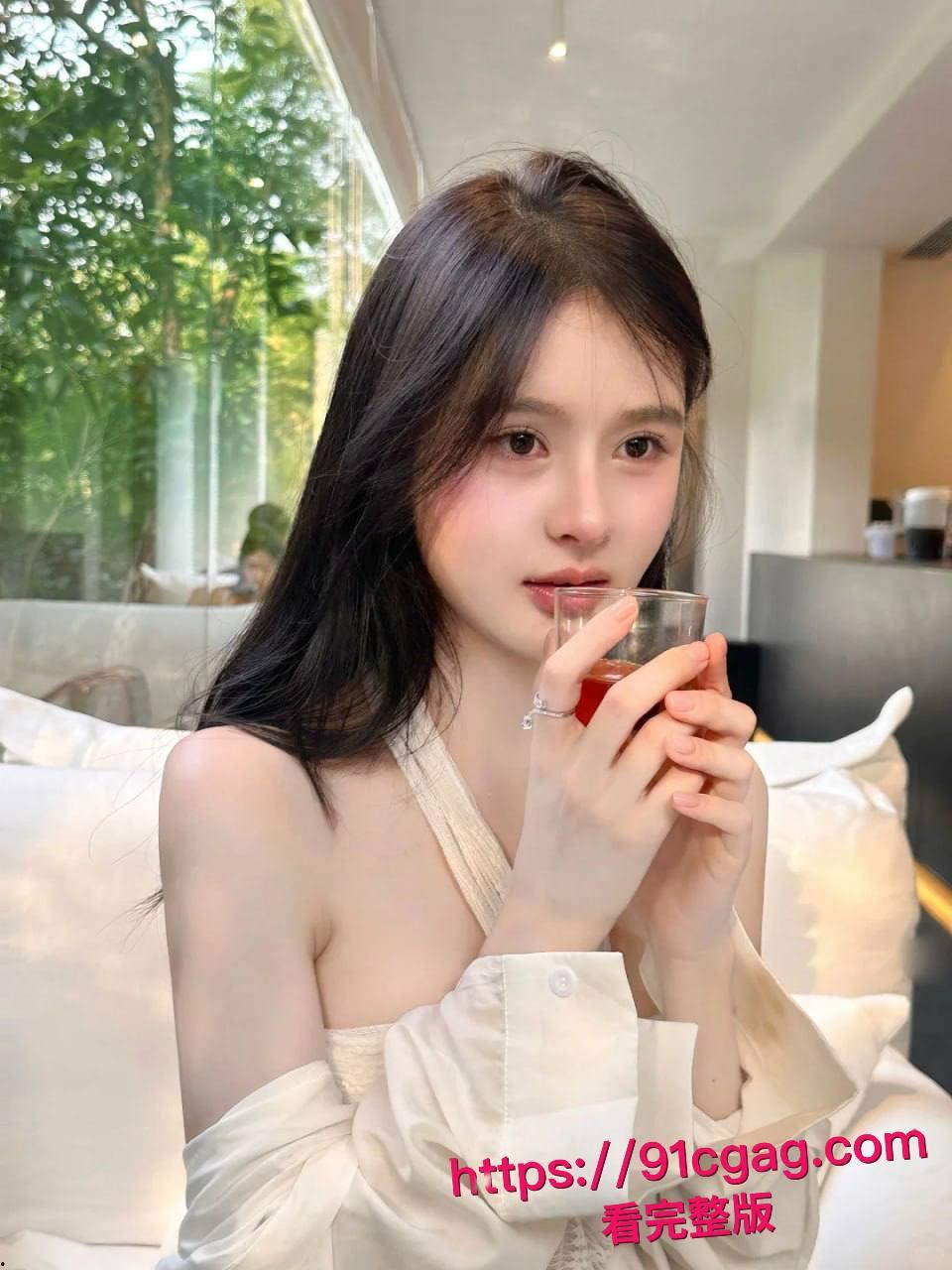 真实约炮！好不容易约到一个超有女人味的极品人妻，长得漂亮身材又好床上骚浪至极叫声听了就让人鸡巴硬！-7