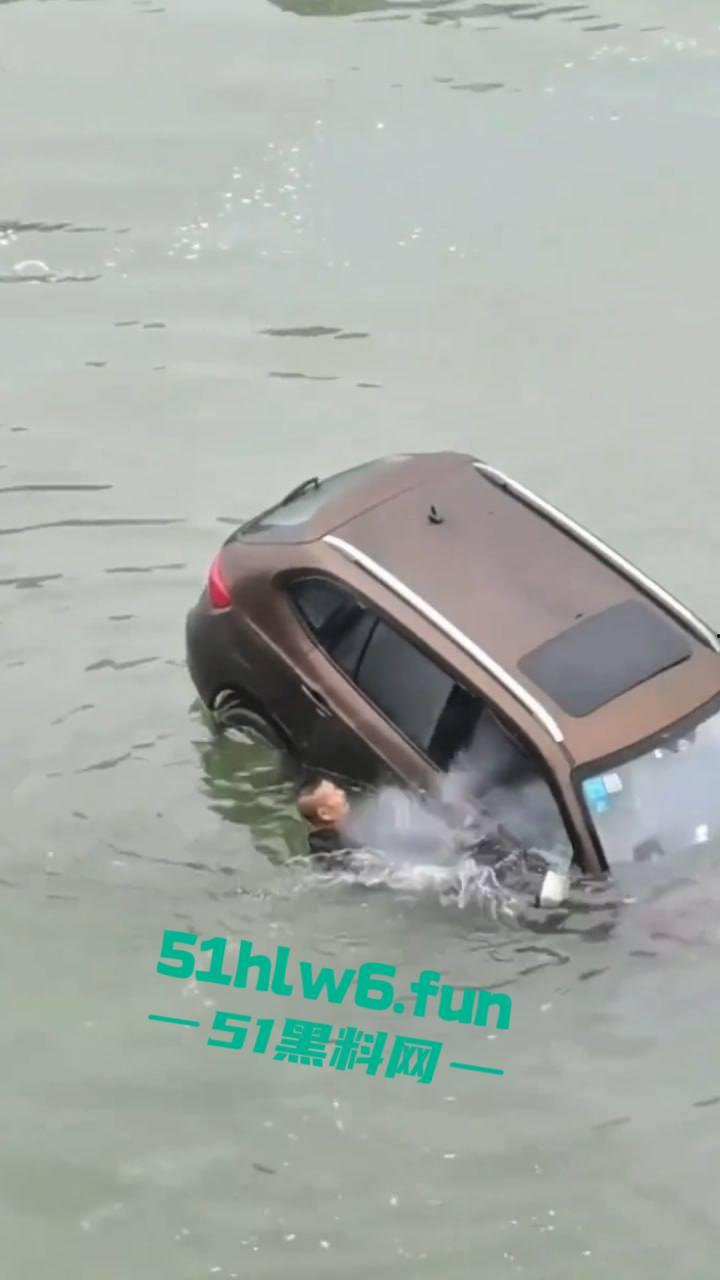 内江市东兴区坠河事故，新江路与临江路路口 一辆汽车失控，冲出护栏坠入河中两人死亡一人获救。-1