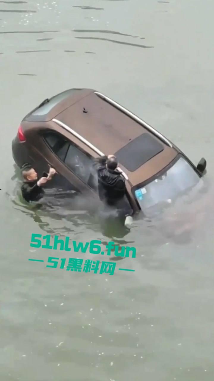 内江市东兴区坠河事故，新江路与临江路路口 一辆汽车失控，冲出护栏坠入河中两人死亡一人获救。-3
