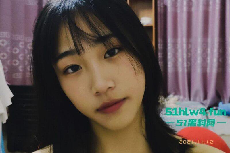 露脸反差学生妹，金主重金定制看似清新单纯的小妹妹，私下极度母狗各种自拍私密处。-4