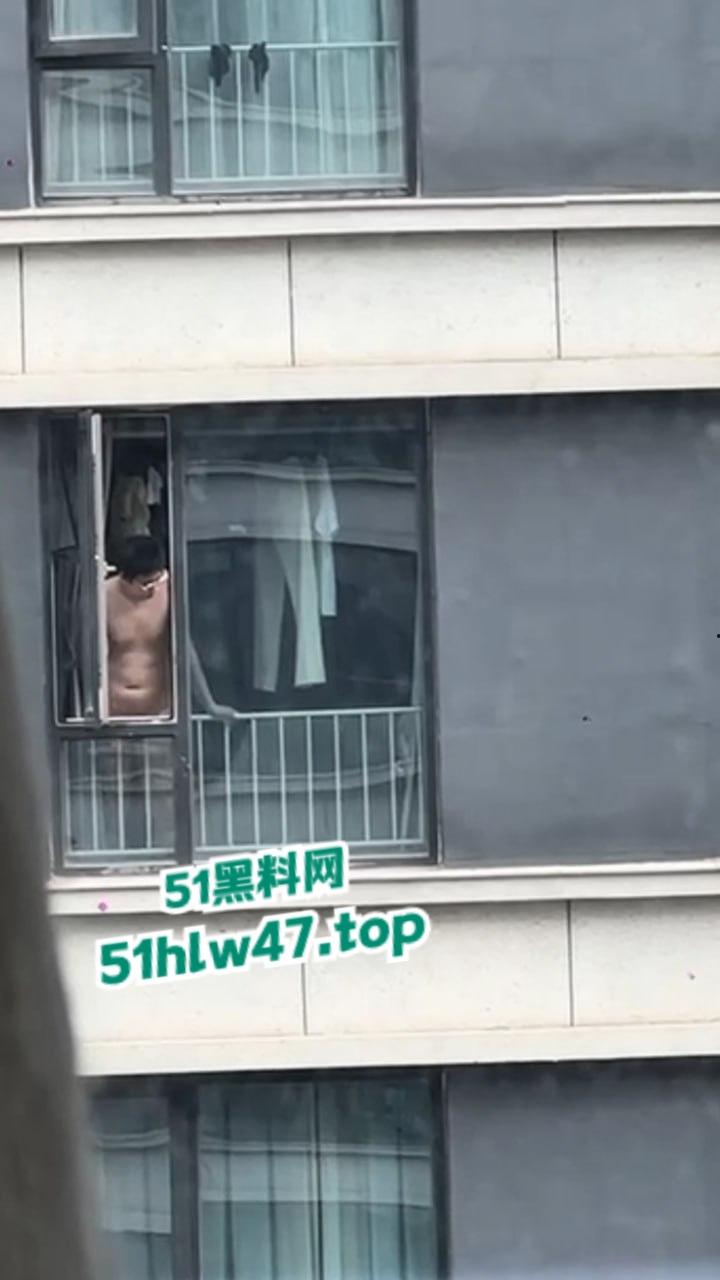 瓜友偷拍猥琐男遛鸟，光天化日打开窗户掏屌对窗外撸管，结果被对面拍下发到业主群里。-3