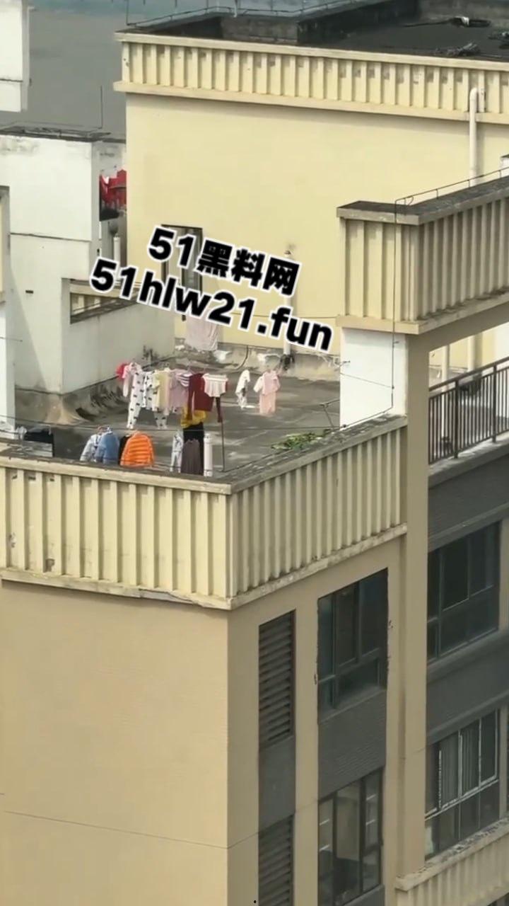 河南郑州某小区，惊现偷内衣变态被邻居拍下全过程，变态直接当场伸进内裤开始打飞机！-1