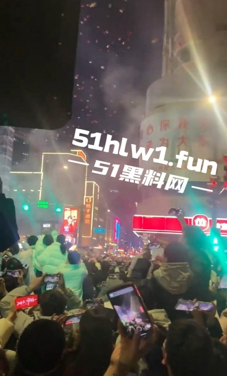 河南信阳万达广场惊现跨年爆燃，自带氢气球放飞碰上烟花直接炸，官方通报多人轻微灼伤，真是作得离谱！-1