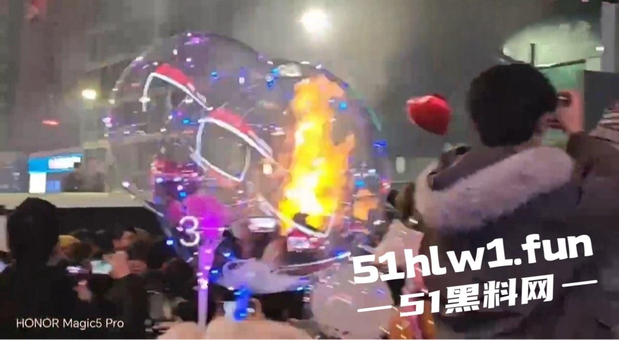河南信阳万达广场惊现跨年爆燃，自带氢气球放飞碰上烟花直接炸，官方通报多人轻微灼伤，真是作得离谱！-6