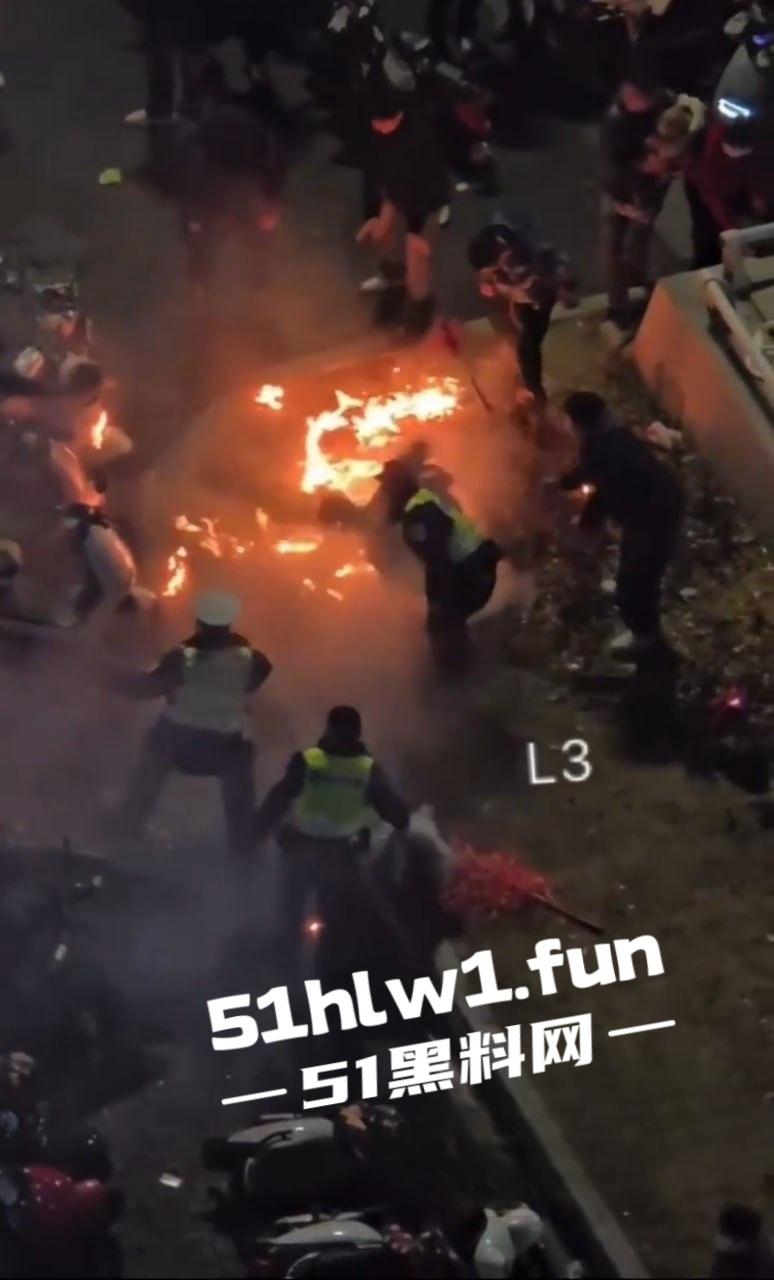 河南信阳万达广场惊现跨年爆燃，自带氢气球放飞碰上烟花直接炸，官方通报多人轻微灼伤，真是作得离谱！-10