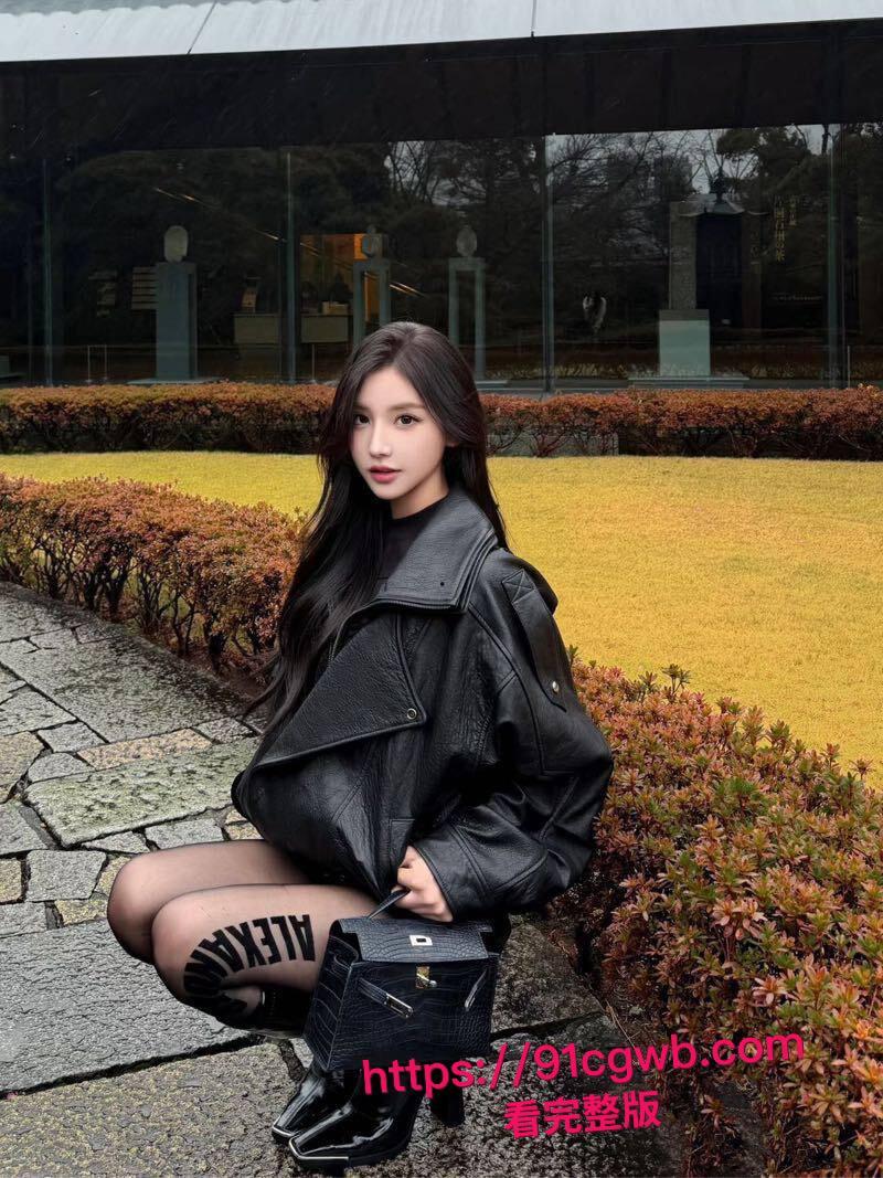 一字马骚逼沦陷!富二代胯下玩物口交舔穴酒店沙发狂干,姿势千变万化喷水失禁!-3