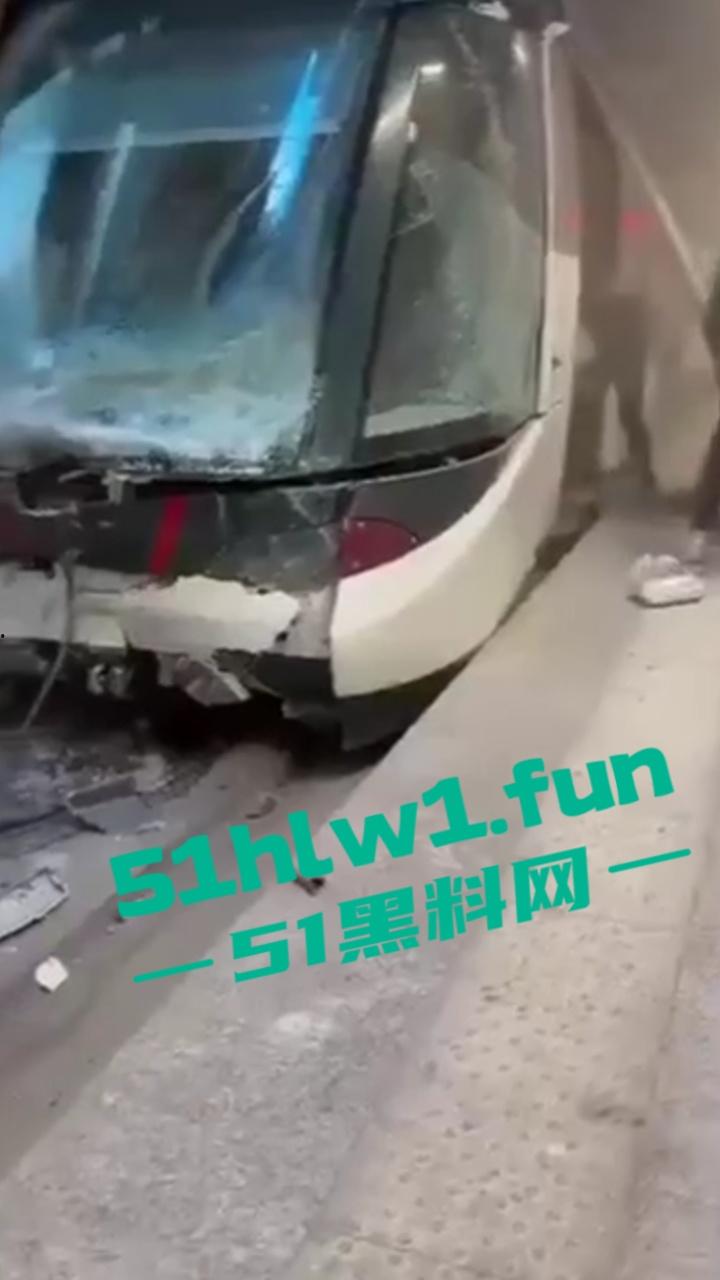 法国特拉斯堡 有轨电车相撞事件 现场烟雾弥漫 受伤人数高达50多人 事故原因已进行调查 目前排除人为因素-11