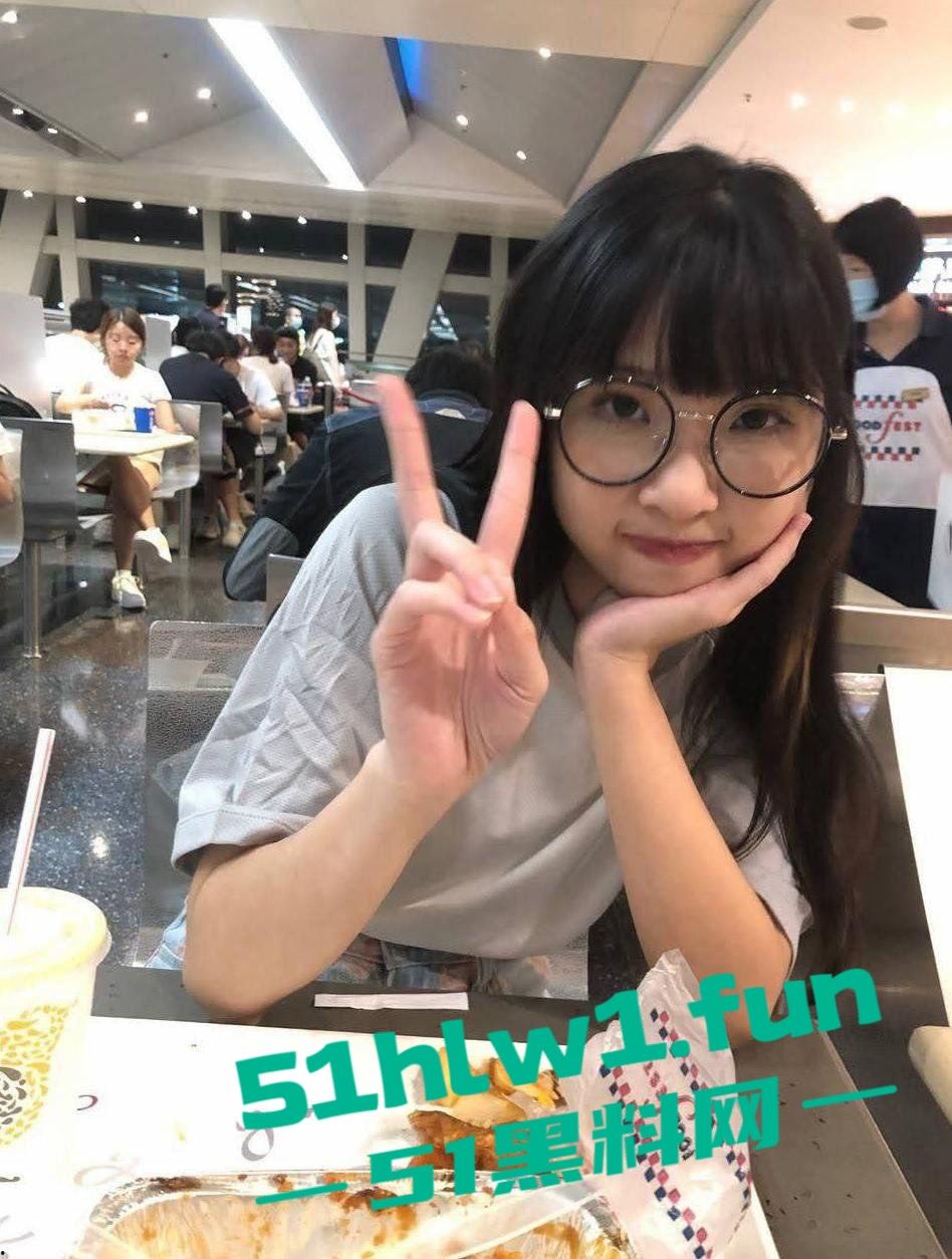 同城群撩骚河南师范萝莉眼镜妹【孟欣欣】足交口屌主动求操，裤子还没脱骚逼已经湿透！-2