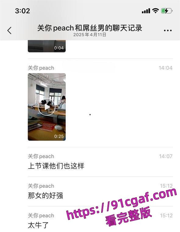 大学教室秒变偶像剧，学生情侣在课间休息时间在教室旁如无人调情亲热-4